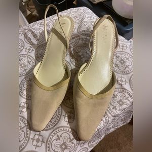 Women’s shoes, cream, low heel, ankle strap, never worn!!